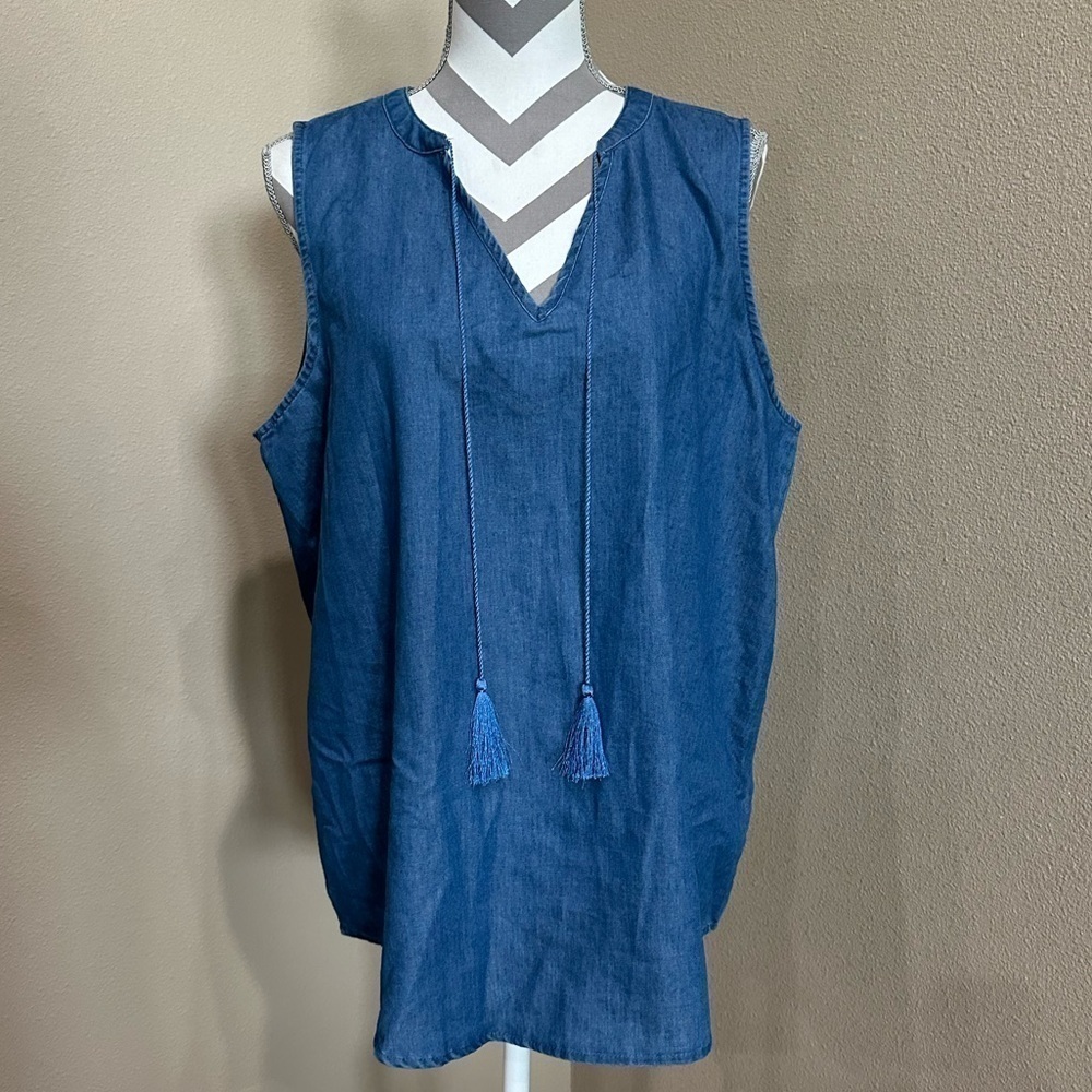 Women’s Sleeveless v-neck chambray shirt with tassels, EUC!
